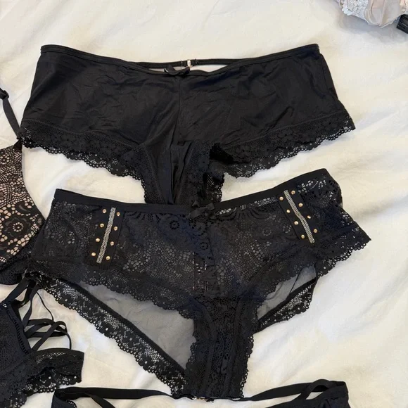 VS Elegant Black Lace Lingerie Set - Picture 3 of 12